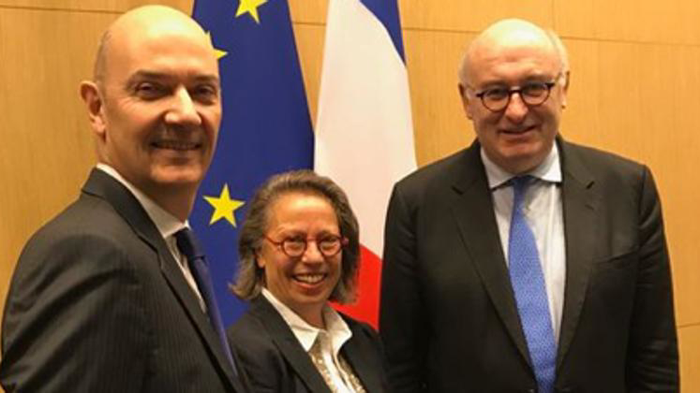 De gauche à droite : Roland Lescure, président de la commission des affaires économiques, Sabine Thillaye, présidente de la commission des affaires européennes, et Phil Hogan, commissaire européen à l’Agriculture. © Twitter PhilHoganEU